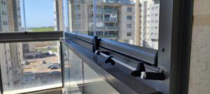 נעילת בטיחות למרפסת